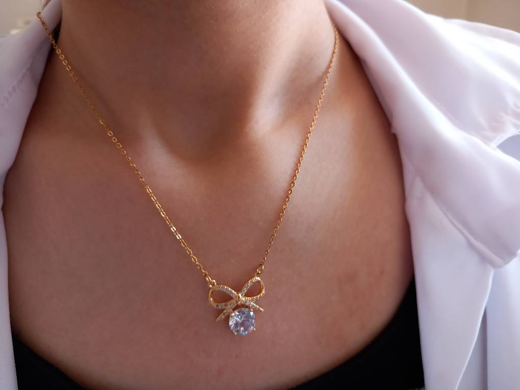 گردنبند طرح پاپیون نگین دار